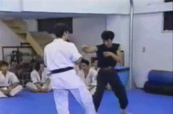 guts-and-uppercuts:  A Drunken Boxing practitioner getting absolutely destroyed by