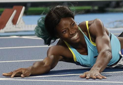 micdotcom: Diving in Olympic track is 100% legal — and it won Shaunae Miller the gold in the 400-mee