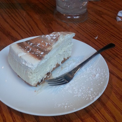 fitandsweaty:  #vegan vanilla cheesecake #veganfoodporn #whatveganseat  (at Lola’s Kitchen)