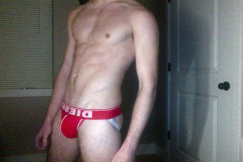 undietwink22: red straps. It’s been a while, so I figured it was about time to post some new selfies