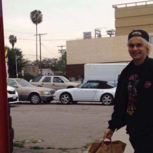 michaelsputa:  WHY DO I LOVE YOU WHEN ALL YOU DO IS NOT LOVE ME BACK? 