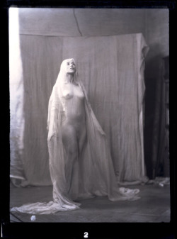 les-sources-du-nil:  Arnold Genthe (1869-1942)  Miss Martha Graham, May 12, 1928