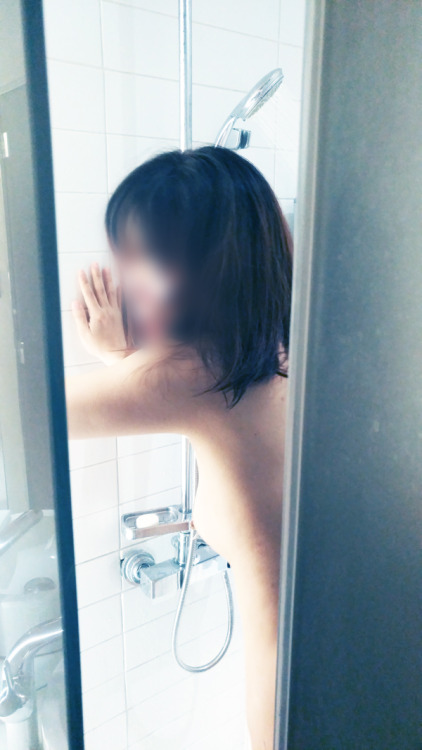 poporieya: 2017.4.29 두번째 초대 3_다시 욕실에서발기가 될 기미가 보이지 않자지훈씨는 처음부터 욕실에서 다시 시작하길 요청하였고저는 지훈씨와 포포를 욕실로 보냈습