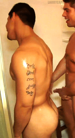 larrycapija-gifs:   Aiden & Marc   Me encanta la rajita de Marc *.* 