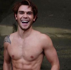 Hotcelebs2000: Kj Apa