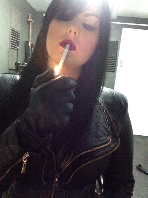 tylerdurden28: glove20: Smoking in Leathergloves Yes