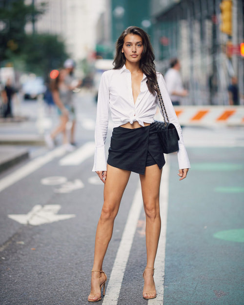 celebrity-legs-and-heels:  Jessica Clements