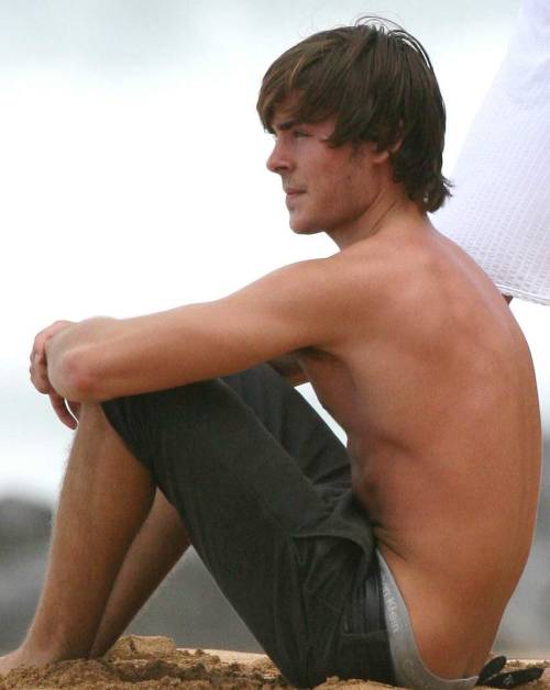 hotcelebs2000:  ZAC EFRON adult photos