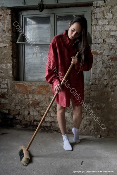 A girl in cleaning a dirty floor. www.czech-socks-girls.webnode.cz