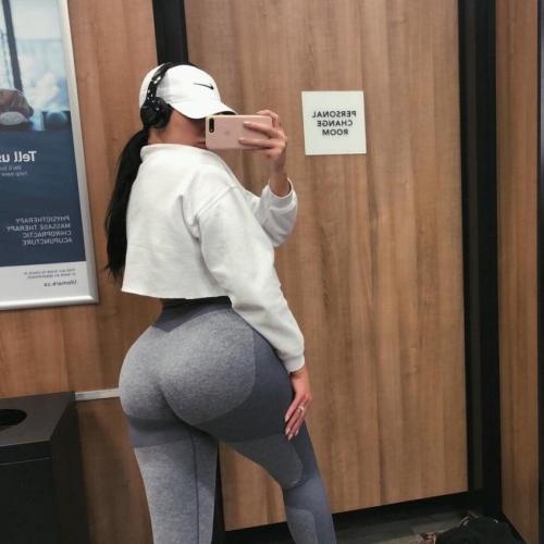 bigbellyburnerrrrrr:  barob99l:  You see her from behind  😍 Then you see her from the front  🤯 😍   😍        HOLY FUCK