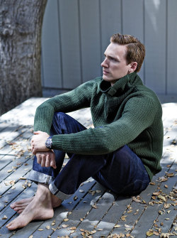 barefootnfamous:  Teddy Sears (source; C Magazine)