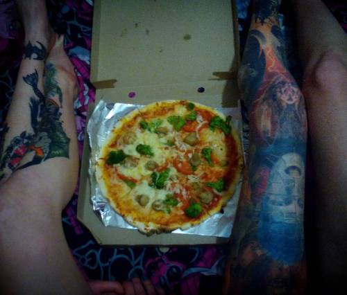 Прощальная вечеринка #pizza#tattoo#tattoos#tattoolegs#tattooleg#horror#horrortattoo#party#pinhead#B