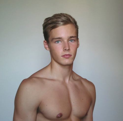 https://zloveguysz.tumblr.com/post/115290565463