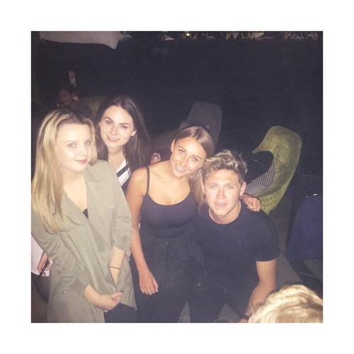 dailyniall:louisagrieve92: Fan girls.. @isobellebatleyx @hollypeth @niallhoran