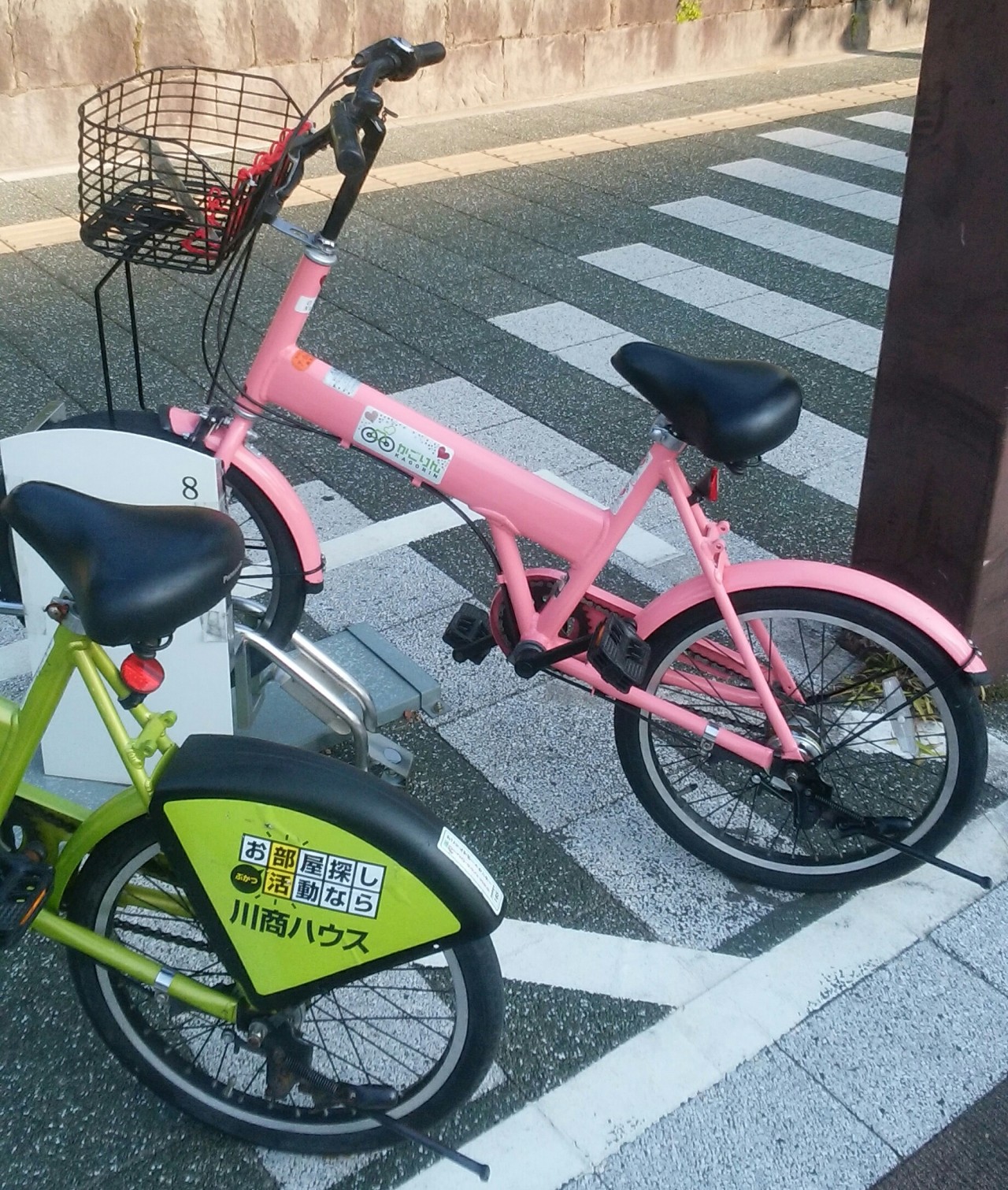 旅するチャイルドマインダーかと 買い物に出掛けたら ピンクのかごりんを見付けちゃいました 鹿児島市コミュニティサイクル かごりん