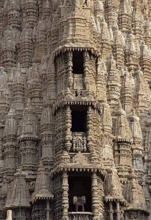 legendary-scholar:  The Dwarkadhish Temple,