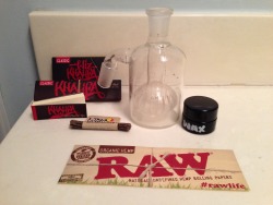 theoriginaltoker:  STONER GIVEAWAY! Okay, so I always enter giveaway/contests but have never won anything but now it’s made me realize that I enjoy being on the giving side more, plus I love all my followers and greatly appreciate all of you!!Winner