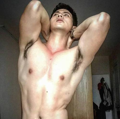 iluvnudeasianguys: Love the pits. :)