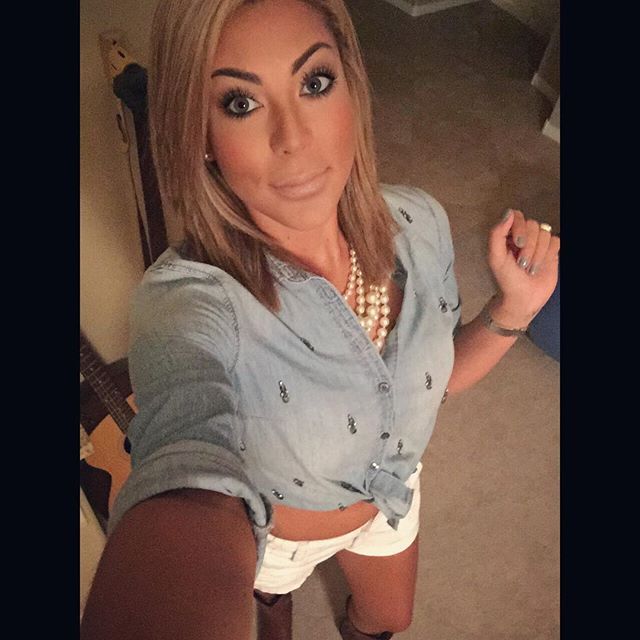 ladiesoftexas:  Classy Texas gal.