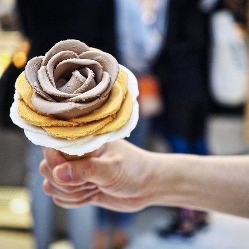 mymodernmet:  Delightful Rose-Shaped Scoops of Gelato Are Popping Up All Over Instagram