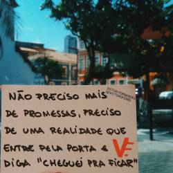 victorofern:  Não me promete nada, menina. A vida não é assim. Nem tudo está em nossas mãos e prometer é quase pagar pra ver uma decepção vindo no primeiro trem. Então vamos com aquela calma na alma, com jeitinho manso, leve, suáve, sem botar