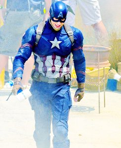 Frank Grillo, Elizabeth Olsen, Anthony Mackie, Scarlett Johansson and Chris Evans on the set of ‘Cap