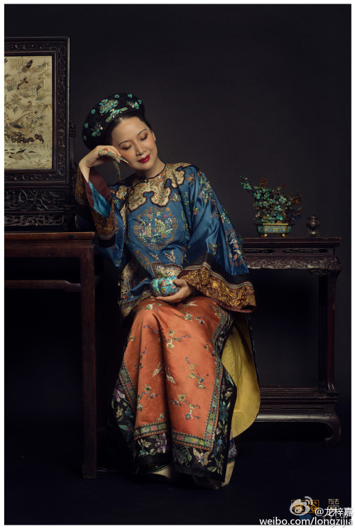 fuckyeahchinesefashion:Qing Dynasty Fashion: upper class women in the Qing Dynasty by 龙梓嘉Detail