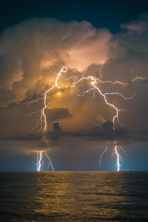 plasmatics:  Stormy night [via/more] By Chris Johnson  Gorgeous&hellip;