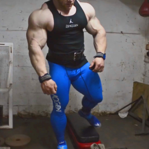 perfectmusclemen: maxx114:               we have heavy duty sessions in his basement Please repost a