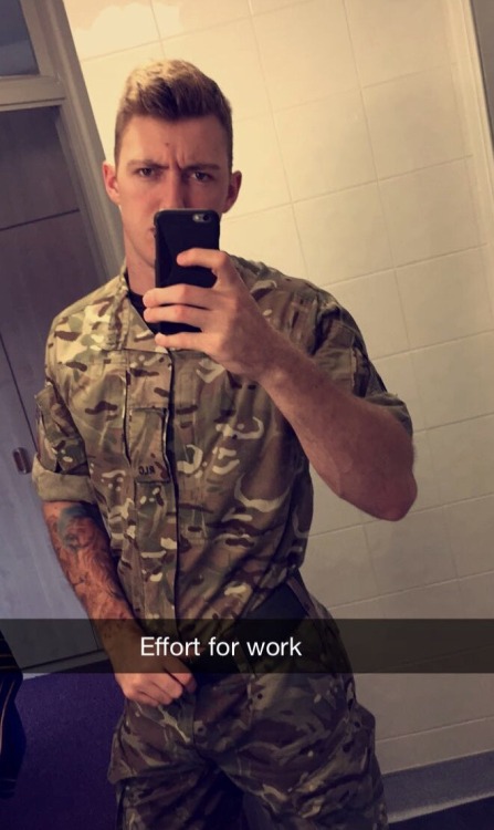 londonsoldier:  southampton-chavs: 21Yo discreet army lad in Southampton  Fuckin Hot Loggie