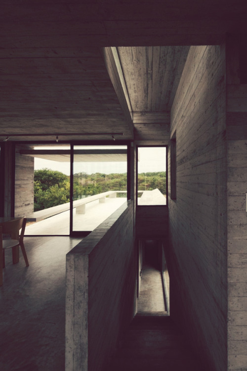 alecsgrg:BAK Arquitectos created this contemporary summer residence in 2011 for a client living in Costa Esmeralda, Buenos Aires Province, Agentina. 