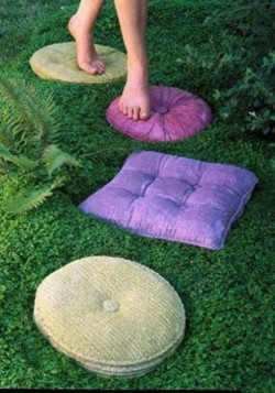 livenedup:  Concrete Stepping Stones that Look Like Vintage Pillowshttp://garden.viralcreek.com/concrete-stepping-stones-look-like-vintage-pillows/