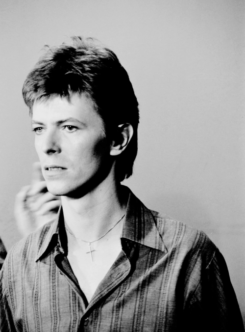 daividbowie: David Bowie, photographed on the set of French TV show “Les Rendez-vous du dimanc