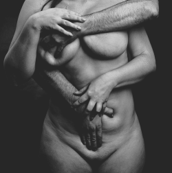 exhibitionistatheart:  beautifulkink:  Woman feels the safest and most loved when she is accepted for all her beautiful flaws, her curves, her scars and most of all for her brains…    ❤️