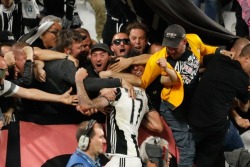 blogkhaledlb90:  Mario Mandzukic celebrates with the fans.