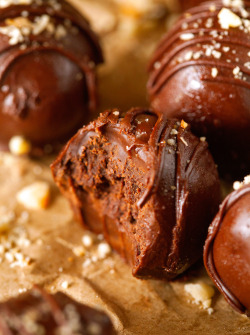 foodishouldnoteat:  bakeddd:  nutella truffles