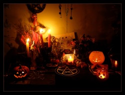 gandillon:  natural-magics:  Samhain altars. Sources: 1, 2, 3, 4. Please do not delete credit links.  Someone knows how to build a Samhain altar.  Gorgeous. 