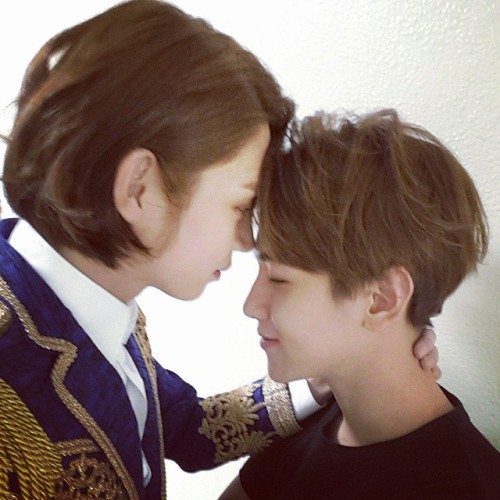 dailyexo:  Baekhyun - 150129 Super Junior member Heechul’s Instagram update: “어미새와 아기새❤ #희님 #백현 “뒤져서 나오면 10원에 한대씩이다?” 라고 협박하는 불량배와 착한 학생 사진이 아닙니다