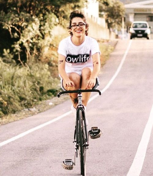 fixiegirls: Repost from @daysofaline Se diverte e ainda tira uns pila | foto @thiagobonilla | #lowli