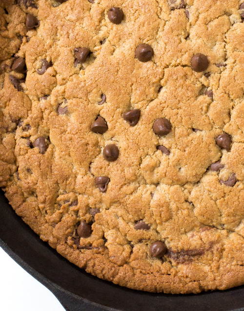 foodffs:  PEANUT BUTTER CHOCOLATE SKILLET COOKIE Really nice recipes. Every hour. Show me what you cooked!