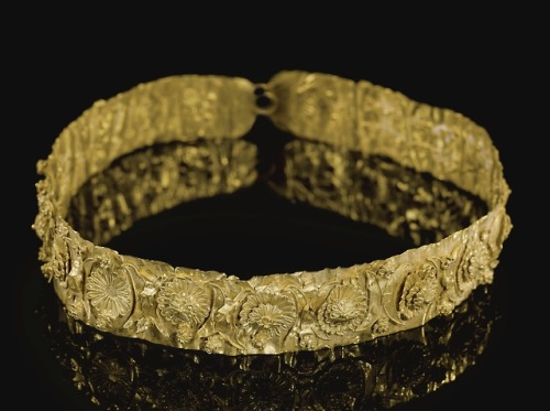 gemma-antiqua:Ancient Greek gold diadem studded with rosettes, dated to the first half of the 4th ce