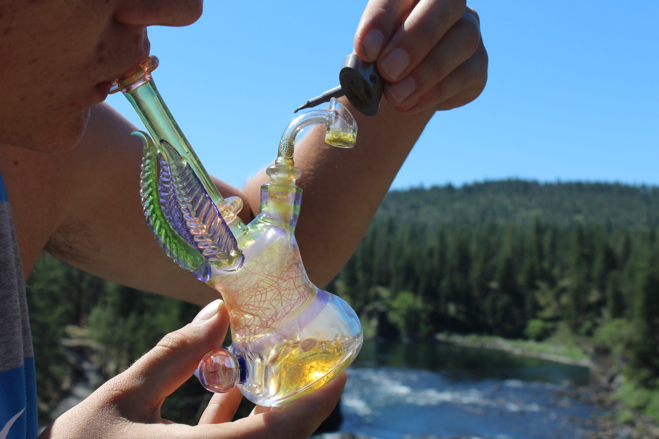 stayhigh-laylow:  DABBING ON A CLIFF 