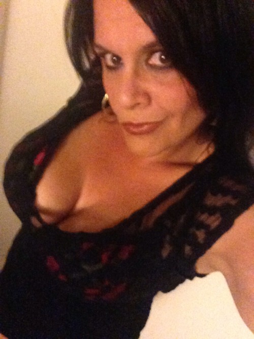 wow… I love her look very big beautiful smoking hot sexy witch boobs gorgeous ..very hot sexy outfit..!