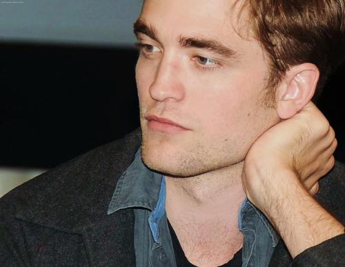socalmom2four:  #365DoR ~ Day 200 ~ 7.19.13 ~ Favorite pic of Rob from Comic Con 2011…picked my top 10! Even with his Cosmopolis hair cut he still managed to look amazing…as always. <3 