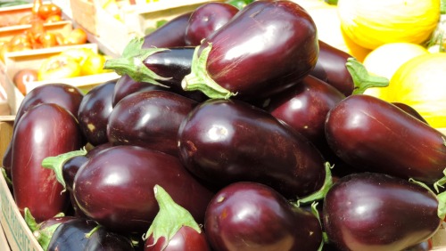 Aubergines, marché du dimanche, l'Isle-sur-la-Sorgue 2016.