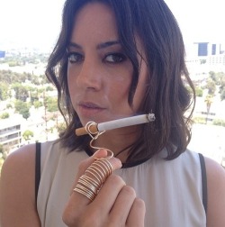celebritiessmoking:  Aubrey Plaza 