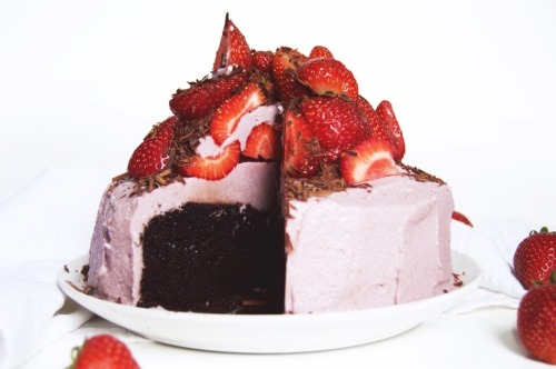 vegan-yums:Vegan strawberries and cream fudge cake / Recipe