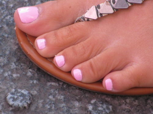 mrdarcy999: candidstreetfeet:  streetfeetny: sexy chick’s street feet Best picture I have seen in aw