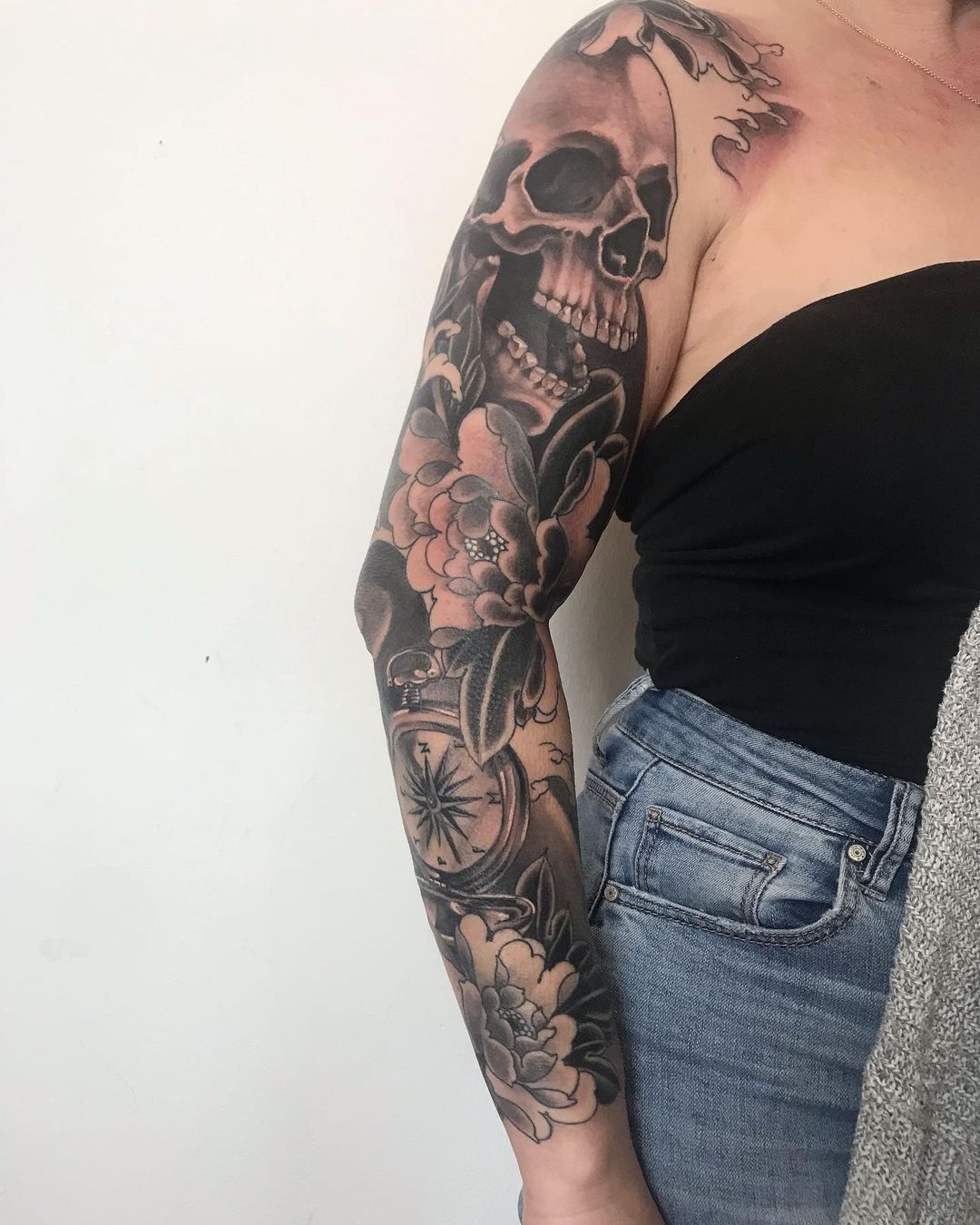 #blackandgreytattoo #blackandgrey #tattoo #berlin #peony #peonietattoo #peonytattoo #skull #skulltattoo #berlintattoo #berlintattooers #berlin #prenzlauerberg #compasstattoo (hier: „Brust oder Keule" Tattoo & Piercing-...