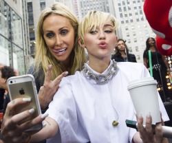 chanel-cyrus:  mother and daughter selfies so cute 